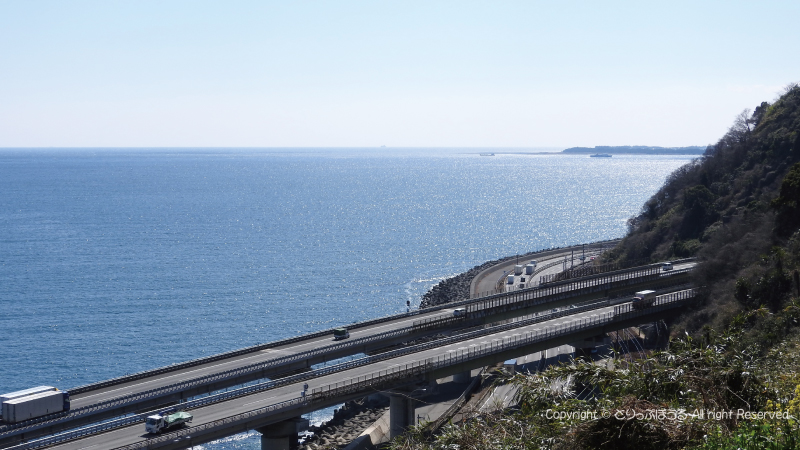 東名高速と国道1号と太平洋