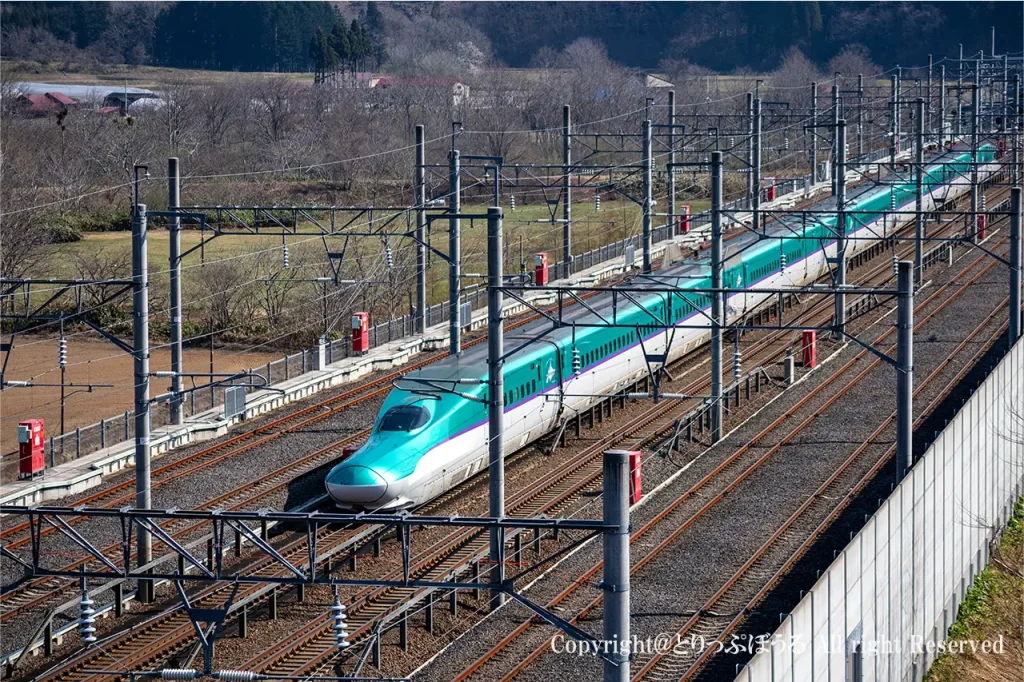 道の駅しりうちを通過する北海道新幹線H5系車両2