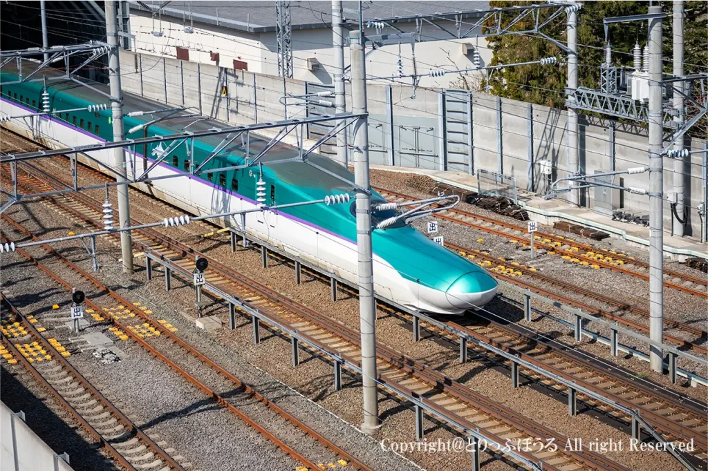 道の駅しりうちを通過する北海道新幹線H5系車両