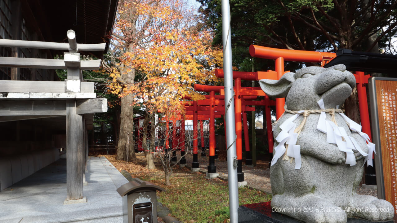 函館湯倉神社兎の石像なでうさぎと鳥居