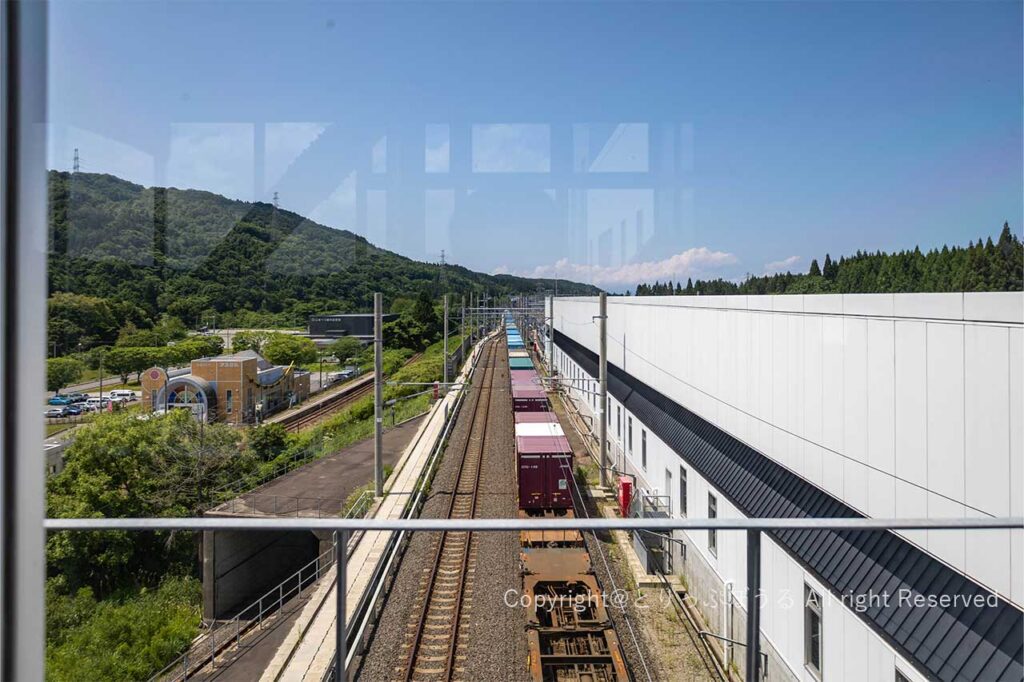 奥津軽いまべつ駅待避線と貨物列車