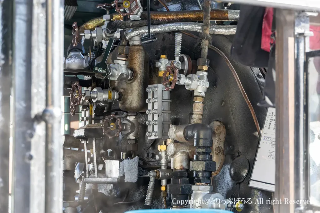 SL運転席内の配管