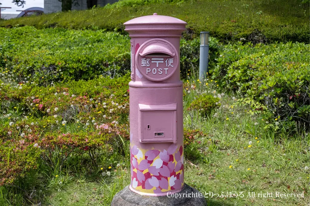 佐倉城址公園のピンク色のポスト