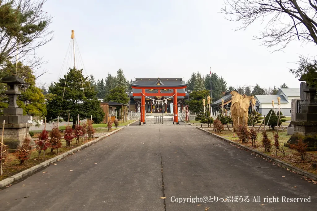美瑛神社鳥居と本殿
