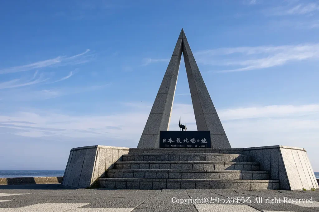 晴天の宗谷岬に立つ三角形状の日本最北端の地の碑