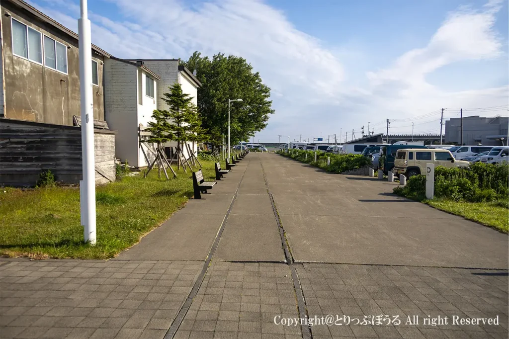 駐車場の先まで伸びる線路