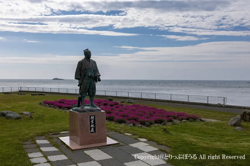 宗谷海峡とサハリンを望む宗谷岬の冒険家・間宮林蔵の立像