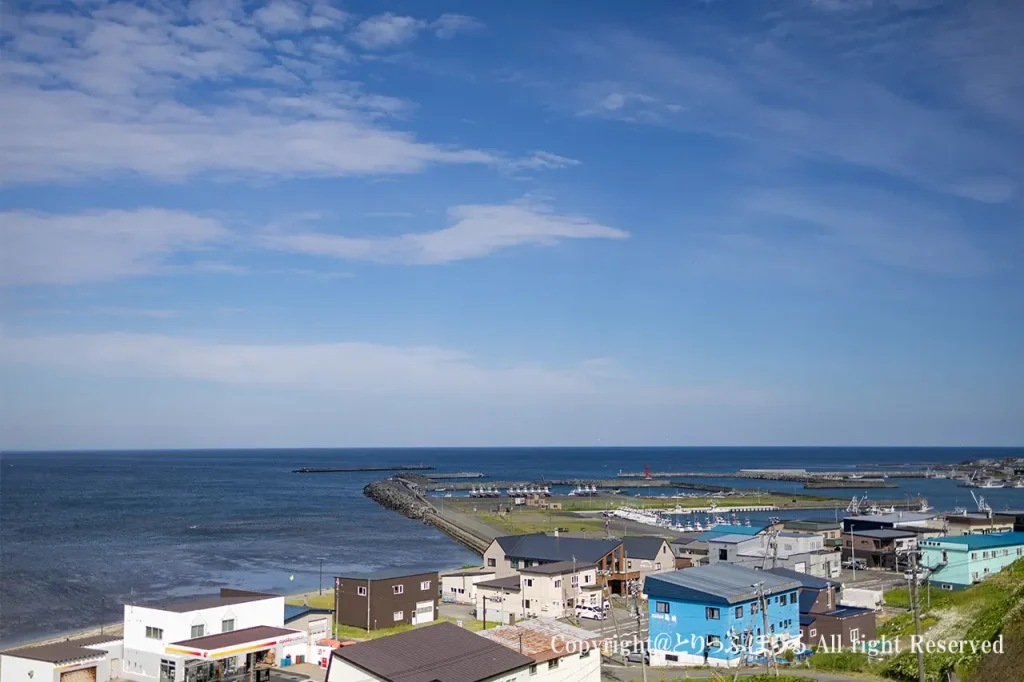 旧海軍望楼の窓から見下ろす宗谷岬の海岸線とオホーツク海