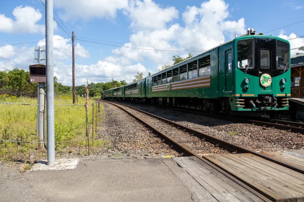 塘路駅で折り返しを待つノロッコ号の機関車