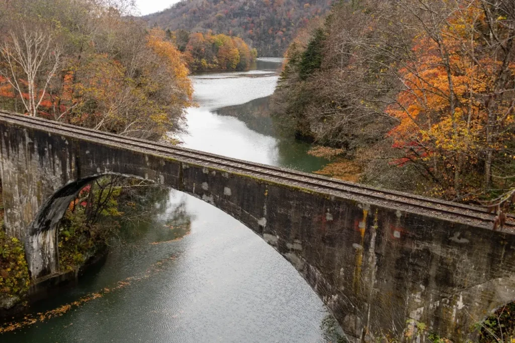 泉翠橋の中央から見た第三音更川橋梁の全景