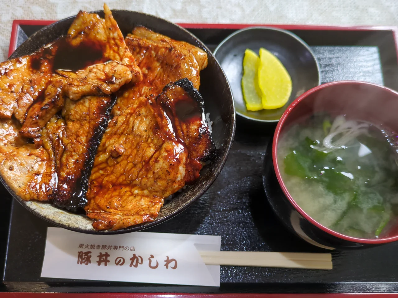 豚丼のかしわの豚丼のセットのみそ汁と漬物