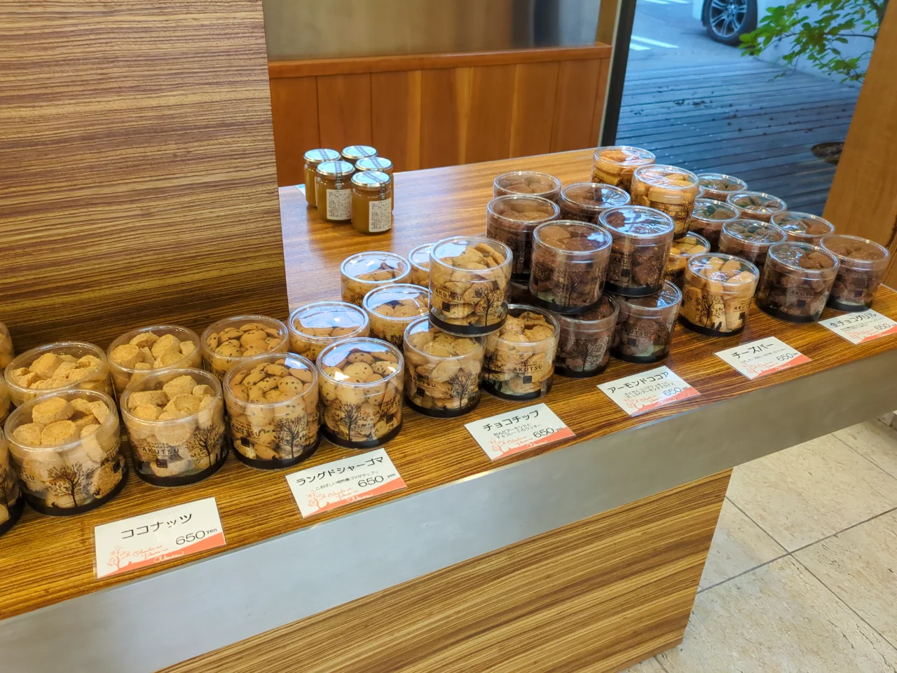 おかしの館 あくつの店内に並ぶクッキー