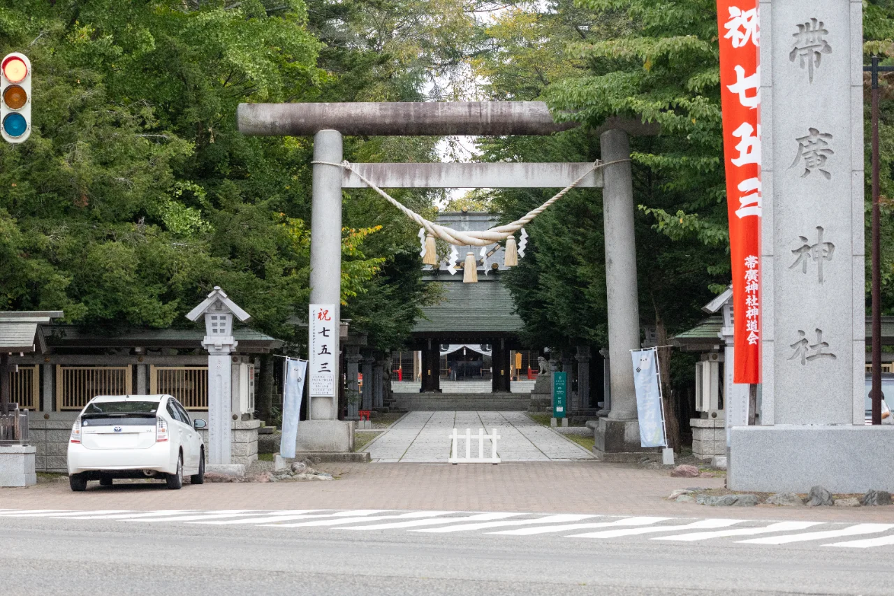 帯広神社の入口と鳥居。国道沿いなのに奥は森になっている