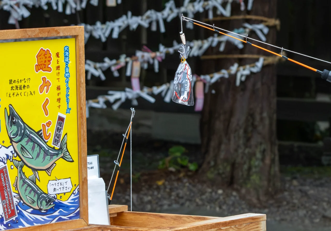 帯広神社でえぞみくじを引く様子