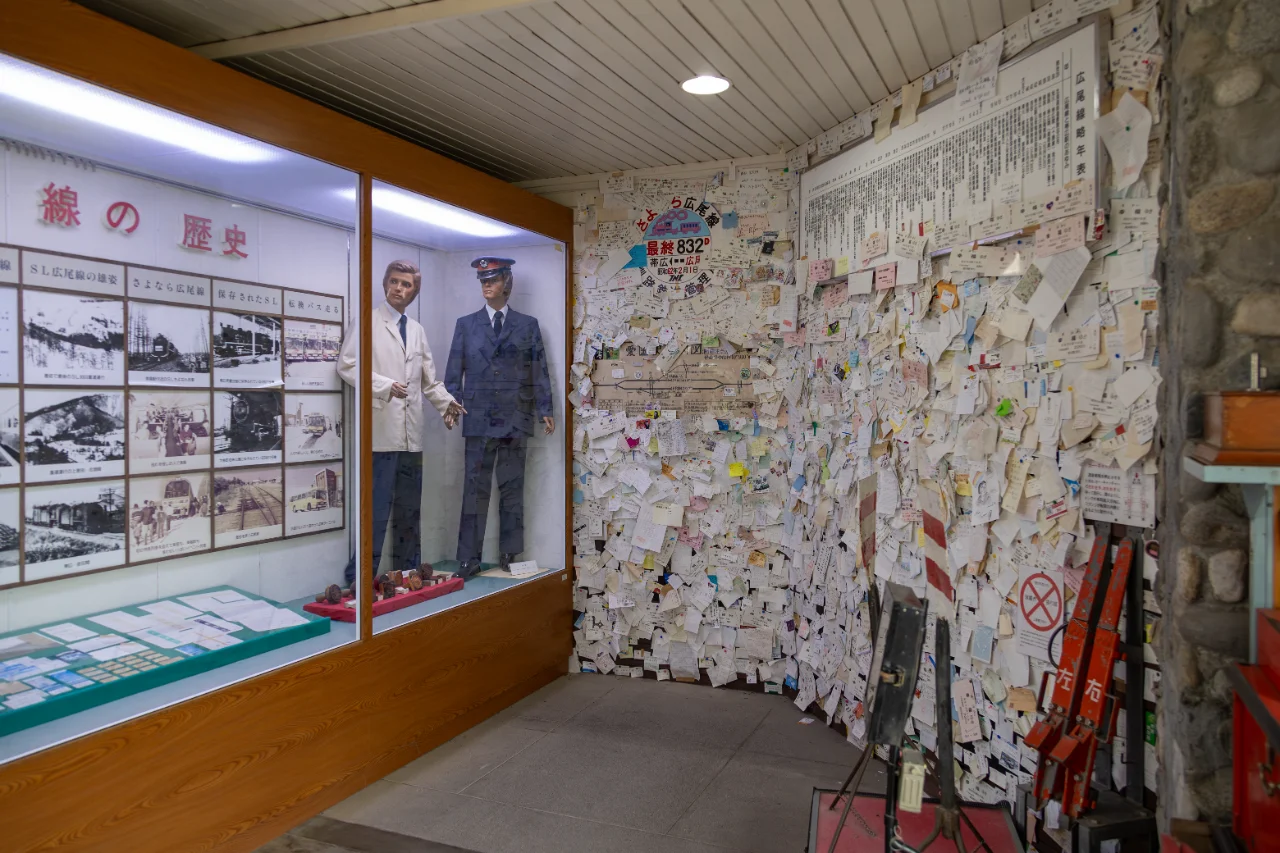 愛国駅舎内の展示品とメッセージカード