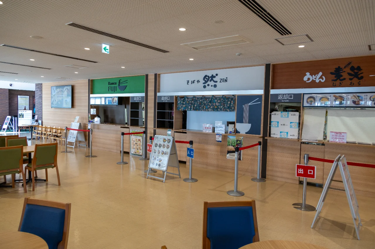 道の駅おとふけの飲食店街にあるうどん麦笑の11:00開店と書かれた案内