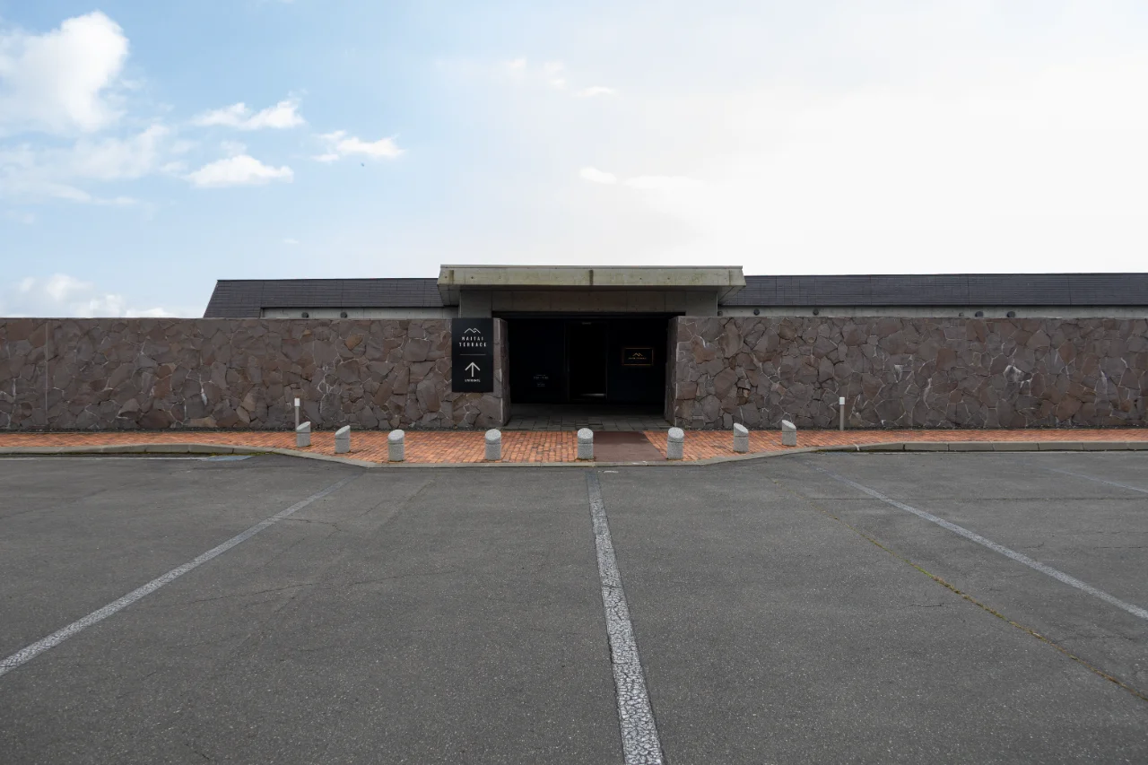 ナイタイ高原牧場の頂上付近に建つ展望カフェ ナイタイテラスの外観