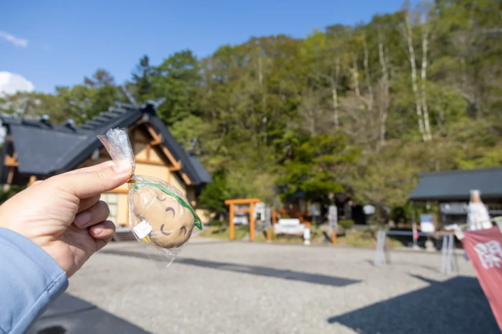 ゴルフボール2個分ほどの大きさのジャガイモの形をしたえぞみくじ