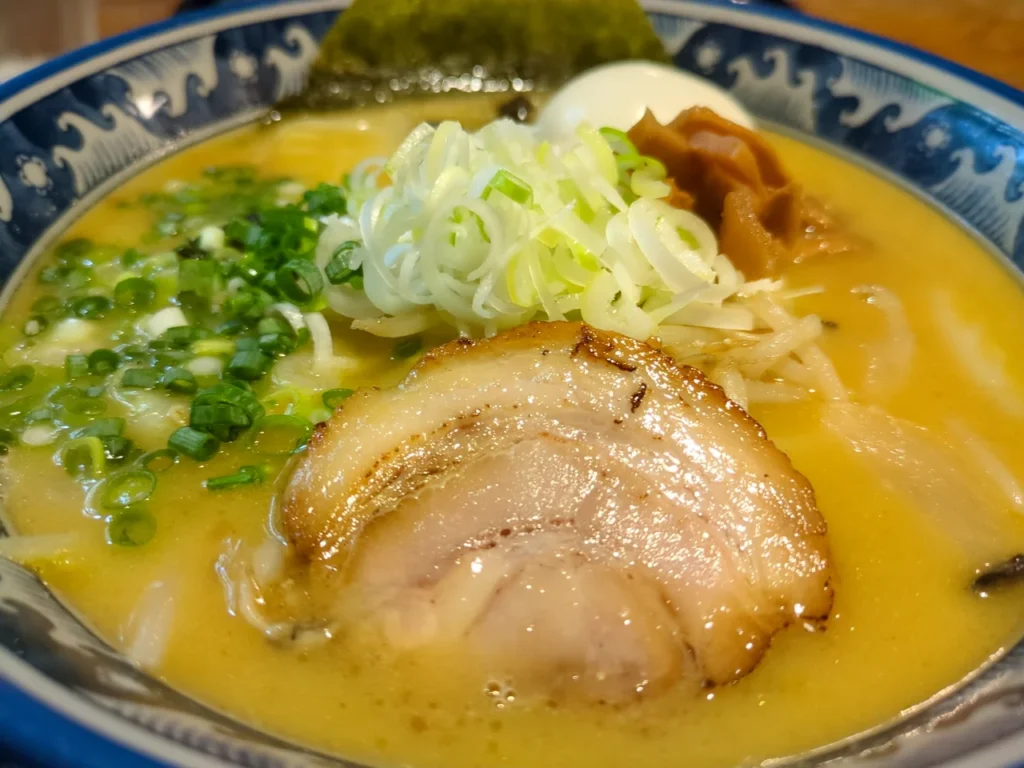 チャーシューとネギがのった麺処田楽の豚そば味噌ラーメン