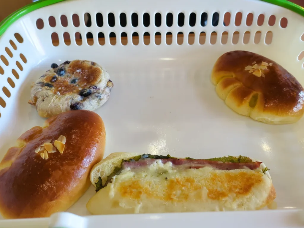 ますやパン麦音で購入した黒豆塩バターパンとクリーム王子とパニーニ・カプレーゼ