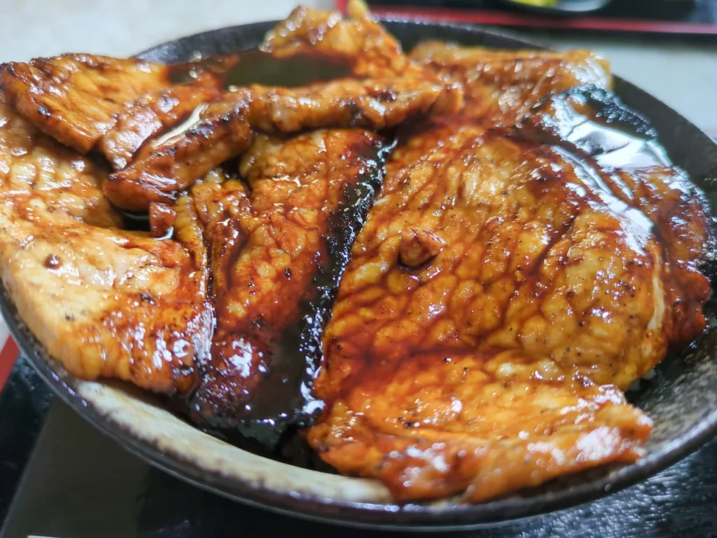 肉厚の豚丼のかしわ